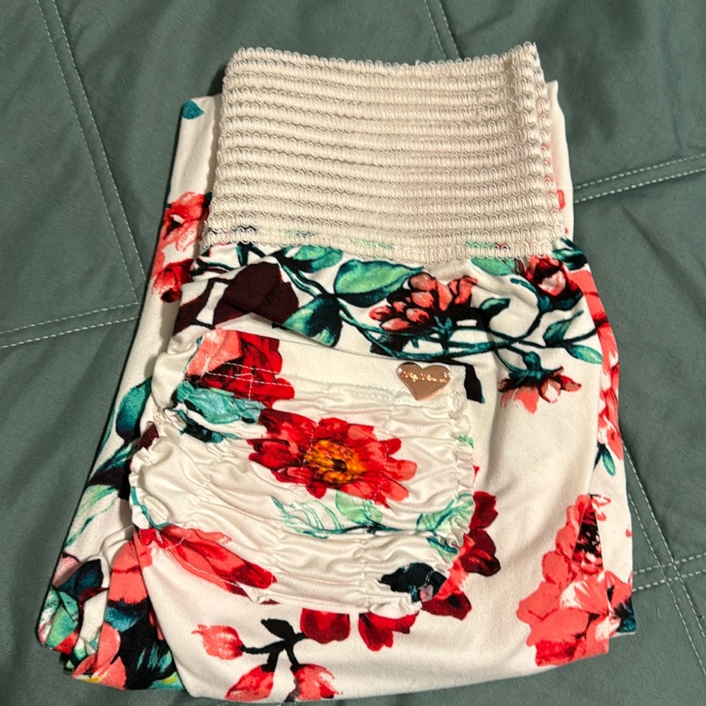 Cute Booty Capri leggings 🌺
